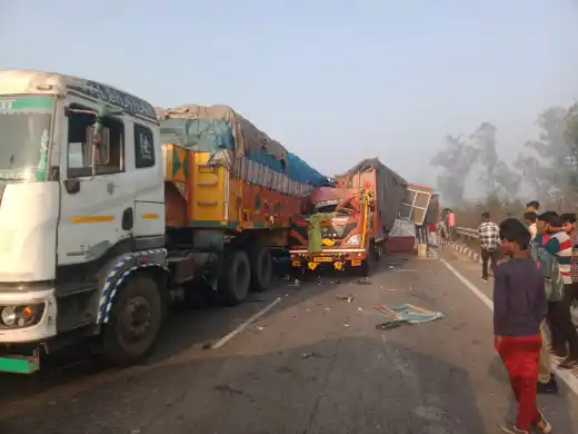 हरदोई में ओवरटेक के दौरान डीसीएम ट्रक के पिछले हिस्से से जा टकराई, हादसे में डीसीएम चालक व क्लीनर घायल, डीसीएम पर अंडों की मची लूट