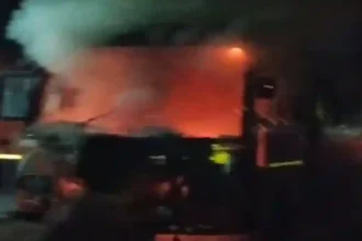 लखीमपुर खीरी: रोडवेज की खड़ी बस में अचानक लगी आग, धू-धू कर जलकर राख