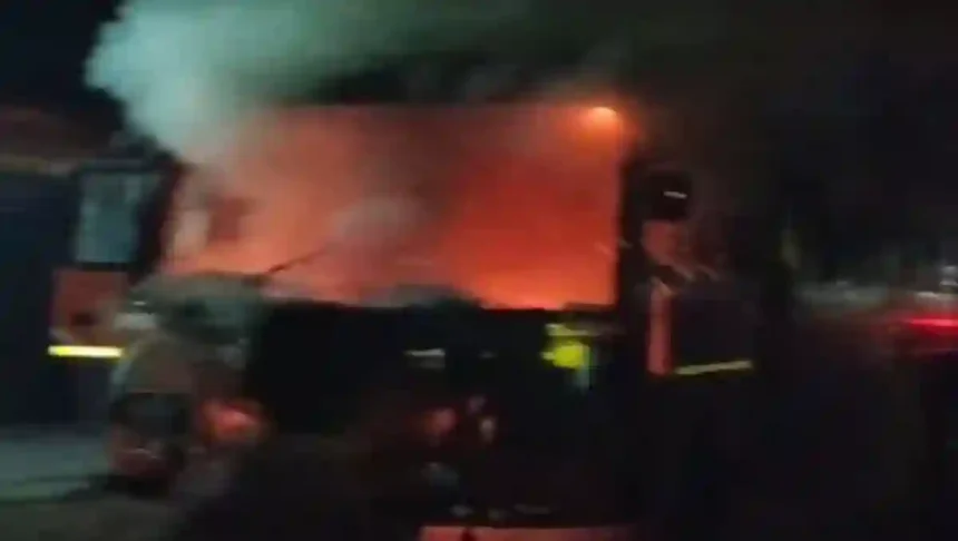 लखीमपुर खीरी: रोडवेज की खड़ी बस में अचानक लगी आग, धू-धू कर जलकर राख