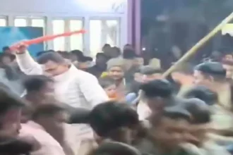 दर्शकों की भारी भीड़, टिकट के लिए मारामारी, उन्नाव में 'पुष्पा 2' का क्रेज..., दर्शकों पर चली पुलिस की लाठियां; कई घायल