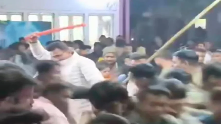 दर्शकों की भारी भीड़, टिकट के लिए मारामारी, उन्नाव में 'पुष्पा 2' का क्रेज..., दर्शकों पर चली पुलिस की लाठियां; कई घायल