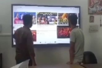 Kannauj News: क्लास में टीचर की गैर मौजूदगी में छात्रों ने स्मार्ट टीवी पर चलाए मूवी और गाने