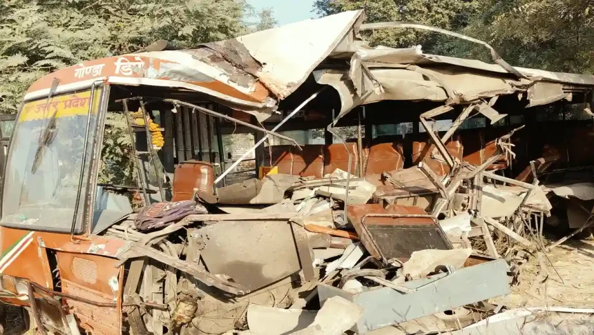 ओवरटेक के दौरान बाराबंकी में रोडवेज बस ट्रक से जा टकराई, कंडक्टर की मौत