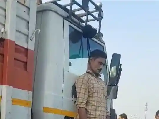 हरदोई में डीसीएम पर लटका मिला युवक का शव, जांच पड़ताल में जुटी पुलिस