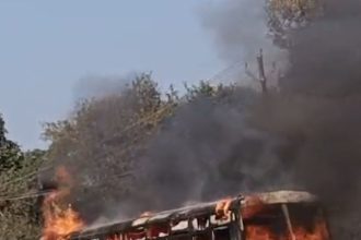 शामली में चलती बस आग के गोले में तब्दील, करीब 30 यात्रियों ने कूद कर अपनी जान बचाई