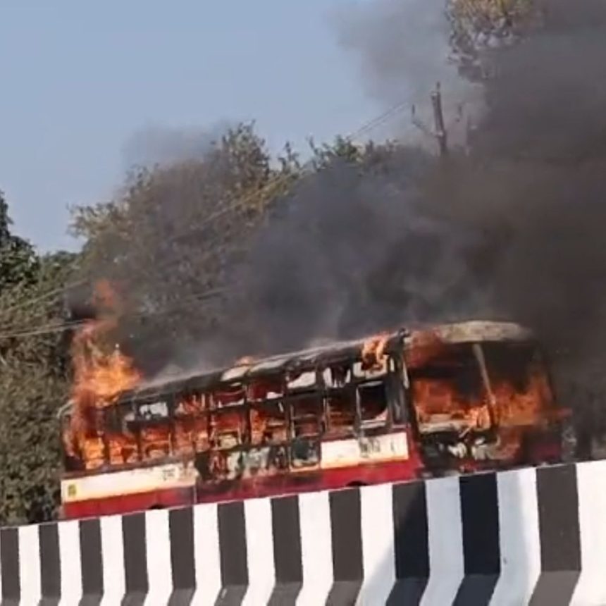 शामली में चलती बस आग के गोले में तब्दील, करीब 30 यात्रियों ने कूद कर अपनी जान बचाई