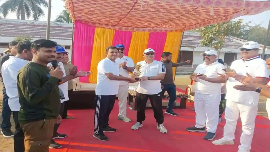 Hardoi News: पुलिस अधीक्षक 11 vs अपर पुलिस अधीक्षक 11 के बीच खेला गया क्रिकेट मैच