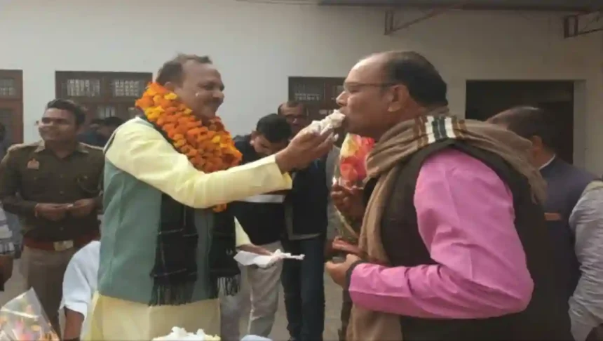 Hardoi News: गन्ना समिति के उपसभापति ने धूमधाम से मनाया विधायक का जन्मदिन