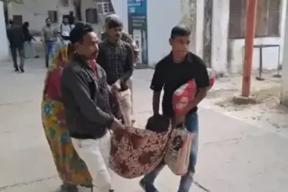 हरदोई में एसपी ऑफिस फरियाद लेकर पहुंची घायल पीड़िता के वाहन को पहरेदारों ने रोका, चादर में उठाकर अंदर ले गए परिजन