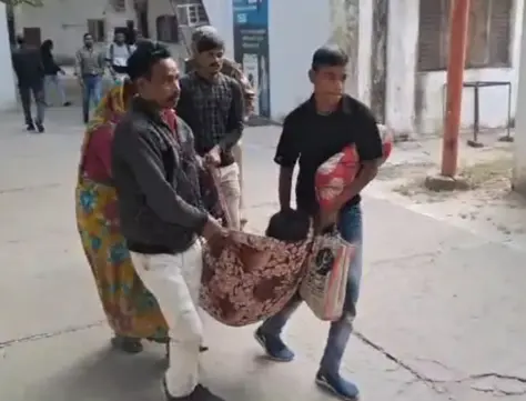 हरदोई में एसपी ऑफिस फरियाद लेकर पहुंची घायल पीड़िता के वाहन को पहरेदारों ने रोका, चादर में उठाकर अंदर ले गए परिजन