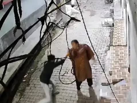 हरदोई में रास्ता पूछने को रोककर स्नेचर ने महिला के गले से झपट्टा मारकर छीनी चेन, महिला के शोर मचाने पर चेन छोड़ भागा