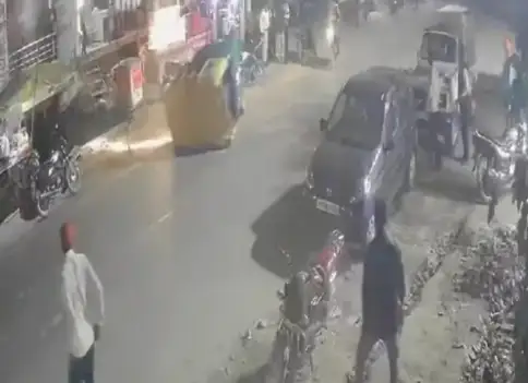 हरदोई में ऑटो और बाइक में आमने-सामने टक्कर के बाद पलटा ऑटो, 4 पैसेंजर घायल