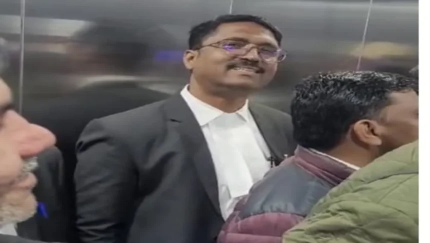 मेरठ कोर्ट में सुनवाई पर गए सपा विधायक रफीक अंसारी कोर्ट की लिफ्ट में फंसे, करीब 15 मिनट तक झूलती रही कचहरी की लिफ्ट