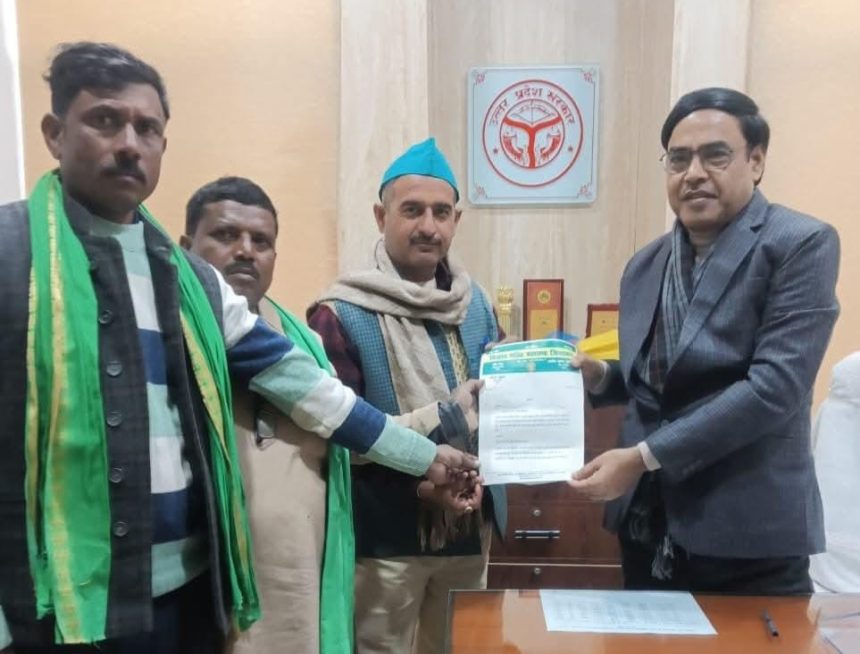 किसान शक्ति महासभा संगठन के कार्यकर्ताओ ने जिला कृषि निदेशक हरदोई को सौपा ज्ञापन
