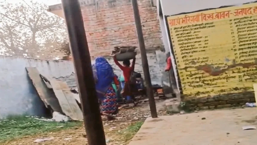 हरदोई के प्राईमरी स्कूल में छोटे बच्चों से कराया जा रहा रसोई का काम