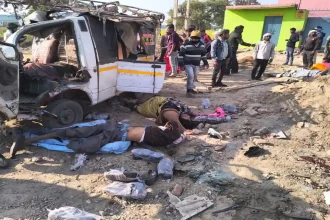 Hathras Accident: हाथरस में मैजिक और डंपर में हुई आमने-सामने की भीषण टक्कर, सड़क हादसे में 6 की मौत