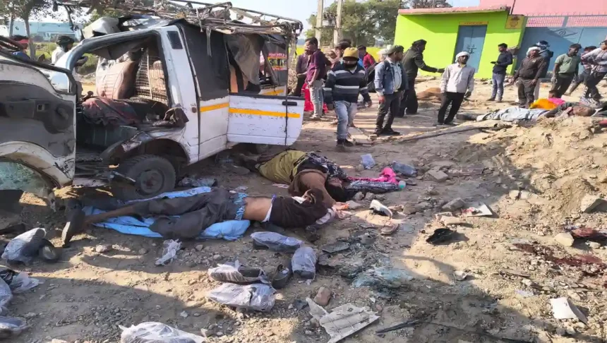 Hathras Accident: हाथरस में मैजिक और डंपर में हुई आमने-सामने की भीषण टक्कर, सड़क हादसे में 6 की मौत
