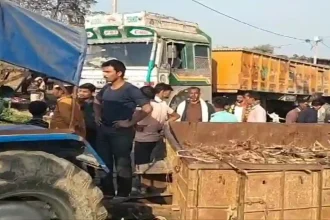 हरदोई में टेंपो को ओवरटेक करने के दौरान अनियंत्रित होकर गन्ना भरी ट्रैक्टर ट्रॉली सड़क किनारे बंधी भैंस पर पलटी, ग्रामीणों ने चालक को पीटकर घर में बनाया बंधक