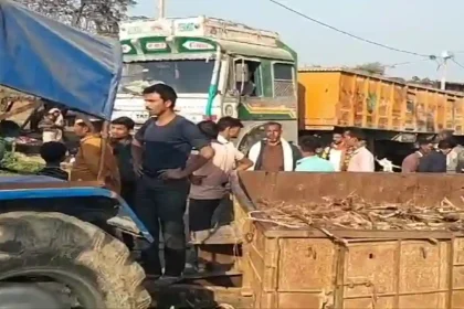हरदोई में टेंपो को ओवरटेक करने के दौरान अनियंत्रित होकर गन्ना भरी ट्रैक्टर ट्रॉली सड़क किनारे बंधी भैंस पर पलटी, ग्रामीणों ने चालक को पीटकर घर में बनाया बंधक