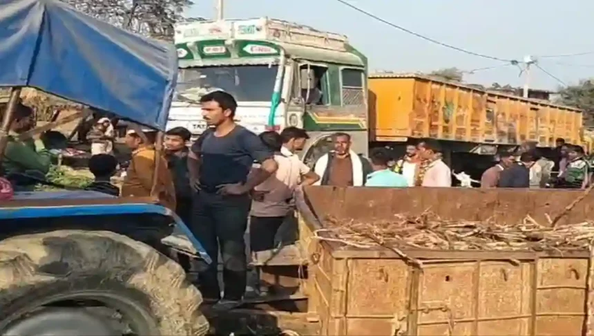 हरदोई में टेंपो को ओवरटेक करने के दौरान अनियंत्रित होकर गन्ना भरी ट्रैक्टर ट्रॉली सड़क किनारे बंधी भैंस पर पलटी, ग्रामीणों ने चालक को पीटकर घर में बनाया बंधक
