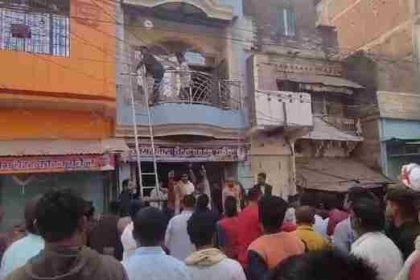 बलिया में पर्दे की दुकान में लगी आग, लाखों का सामान जलकर राख