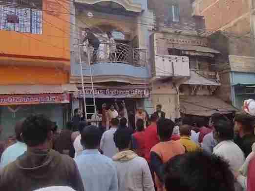 बलिया में पर्दे की दुकान में लगी आग, लाखों का सामान जलकर राख