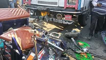 Hardoi News: तेज रफ्तार बेकाबू ट्रक ने ई रिक्शा में सामने से मारी टक्कर, 4 घायल, 2 की मौत