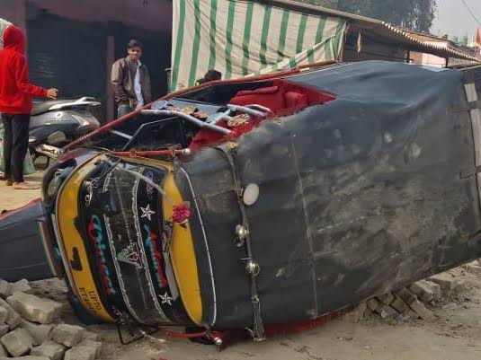 Kaushambi News: ओवरटेक करते समय अनियंत्रित होकर पलटा ऑटो, 10 लोग घायल, 3 की हालत गंभीर