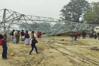 प्रयागराज में 100 फीट ऊंचा हाईटेंशन लाइन का टावर गिरा, टावर के नीचे दबे मजदूर, एक मजदूर का पैर कटा, कई घायल