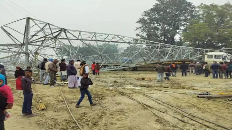 प्रयागराज में 100 फीट ऊंचा हाईटेंशन लाइन का टावर गिरा, टावर के नीचे दबे मजदूर, एक मजदूर का पैर कटा, कई घायल