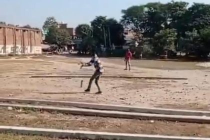 हरदोई में बिजली विभाग के कर्मचारी ड्यूटी के दौरान दफ्तर छोड़ खेल रहे क्रिकेट, उपभोक्ता परेशान