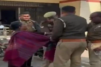 आगरा में डीसीपी कार्यालय के बाहर महिला ने अपने ऊपर मिट्‌टी का तेल डालकर आत्महत्या का किया प्रयास