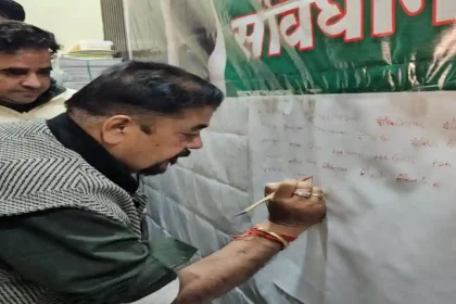 बरेली में सपा नेता ने अपने खून से संविधान जिंदाबाद लिखकर मनाया डिंपल यादव का जन्मदिन