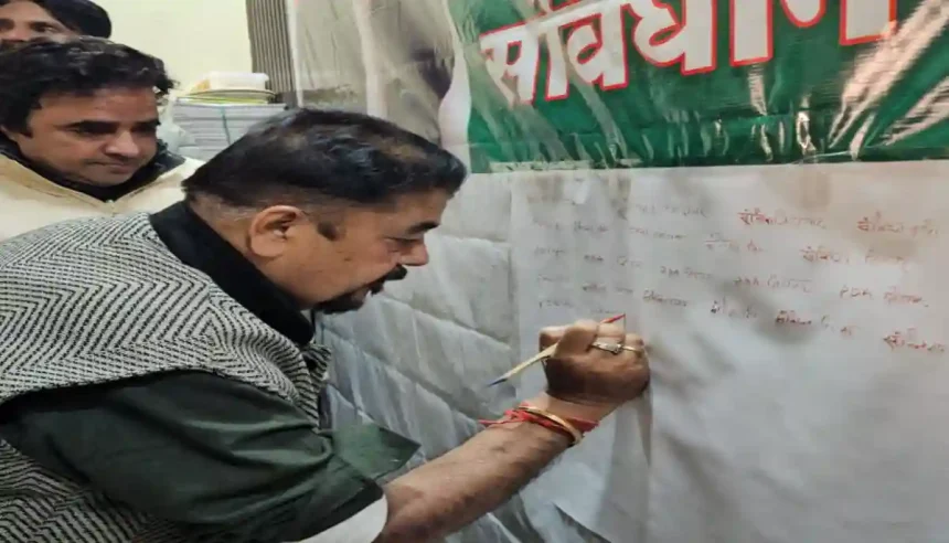 बरेली में सपा नेता ने अपने खून से संविधान जिंदाबाद लिखकर मनाया डिंपल यादव का जन्मदिन