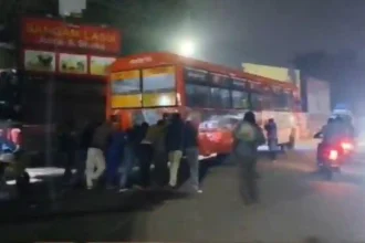 शाहजहांपुर बस अड्‌डे से निकले ही खराब हुई रोडवेज बस, यात्रियों का धक्का लगाते वीडियो वायरल