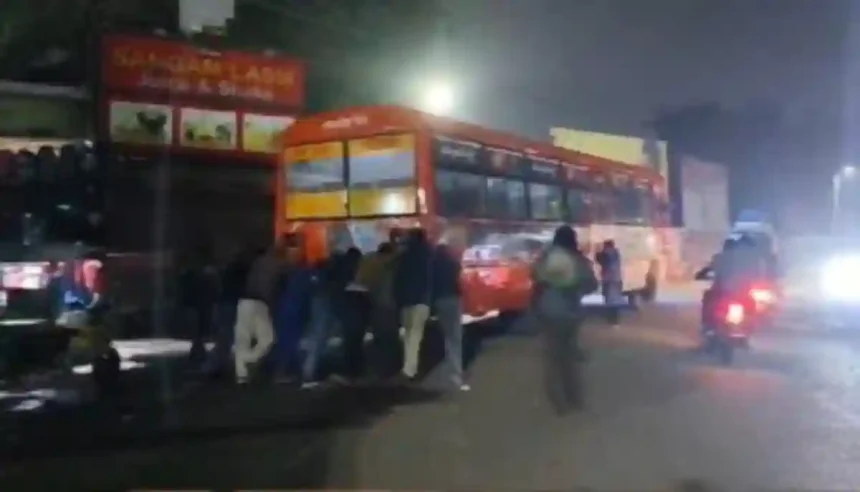 शाहजहांपुर बस अड्‌डे से निकले ही खराब हुई रोडवेज बस, यात्रियों का धक्का लगाते वीडियो वायरल