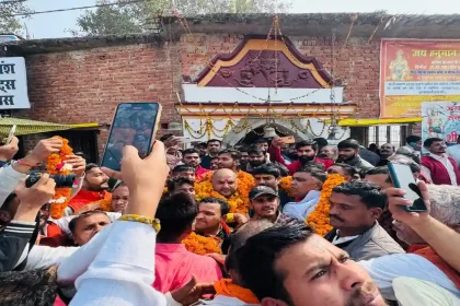 Ayodhya News: मिल्कीपुर में भारी लाव लश्कर के साथ प्रचार में उतरे खब्बू तिवारी