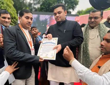 Hardoi News: शिक्षक राजीव कुमार को शिक्षामंत्री ने किया सम्मानित