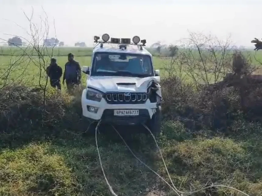 जालौन में नीलगाय से टकराने के बाद एआरटीओ की कार खाई में पलटी, एआरटीओ समेत 4 घायल