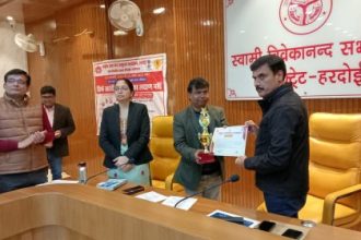 Hardoi News: जिले में प्रथम आने पर कोथावां सीएचसी अधीक्षक को डीएम ने किया सम्मानित