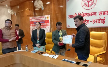 Hardoi News: जिले में प्रथम आने पर कोथावां सीएचसी अधीक्षक को डीएम ने किया सम्मानित