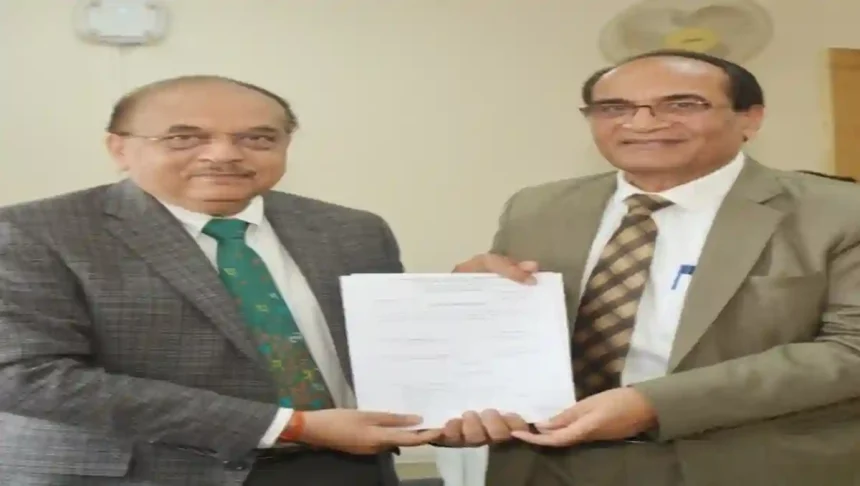 Lucknow News: प्रो. एमएलबी भट्ट ने कल्याण सिंह कैंसर सुपर स्पेशियलिटी संस्थान के निदेशक का कार्यभार संभाला, SGPGI निदेशक ने औपचारिक रूप से कार्यभार सौंपा