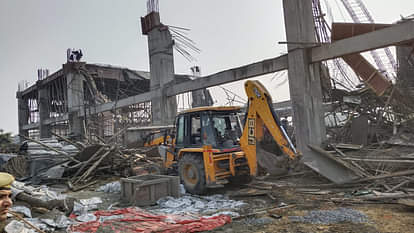 Kannauj News: कन्नौज रेलवे स्टेशन का लिंटर भरभराकर गिरा: 46 मजदूर मलबे में दबे, 3 की हालत नाजुक