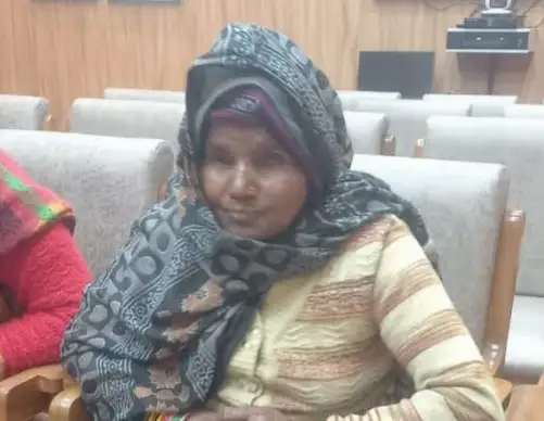 हरदोई में नेत्रहीन वृद्धा को कोटेदार ने एक साल से नहीं दिया राशन