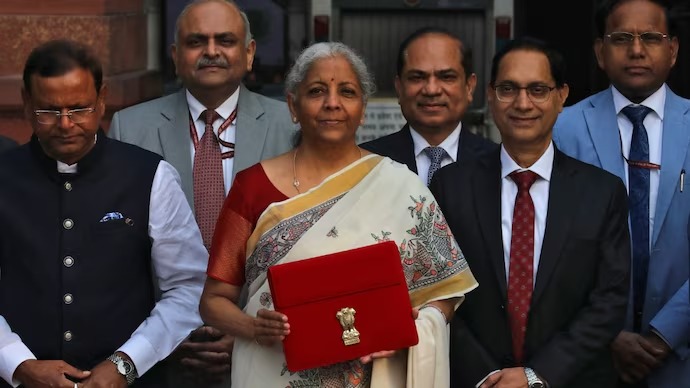 जानिए केंद्रीय बजट 2025 में आयकर स्लैब में किए गए बदलावों के बारे में...