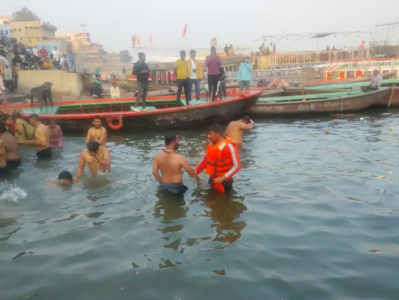 दशाश्वमेध घाट, वाराणसी पर 11 एनडीआरएफ ने एक अनमोल जीवन बचाने में सफलता हासिल की
