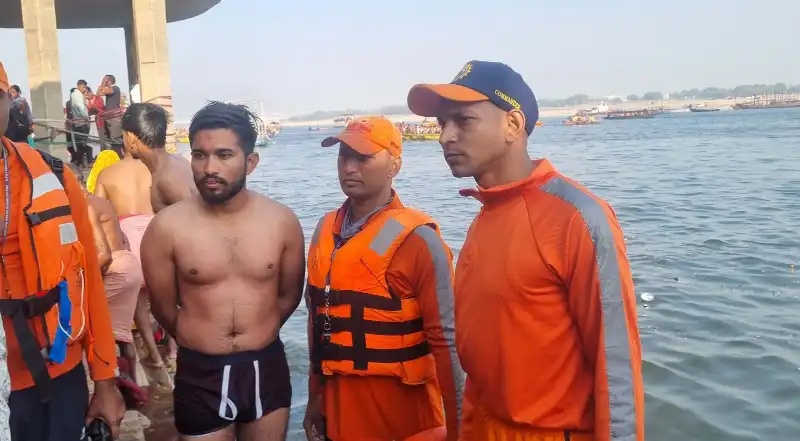 Varanasi News: एनडीआरएफ की त्वरित कार्रवाई ने मणिकर्णिका घाट पर युवक को डूबने से बचाया