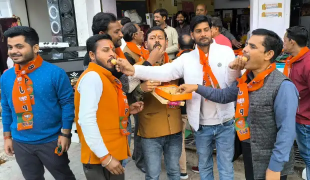 Hardoi News: उपचुनाव व दिल्ली की जीत पर भाजपाइयों मे ख़ुशी की लहर