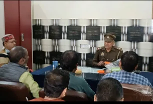 Hardoi News: थाना प्रभारी ने नगर के व्यापारियों के साथ की बैठक