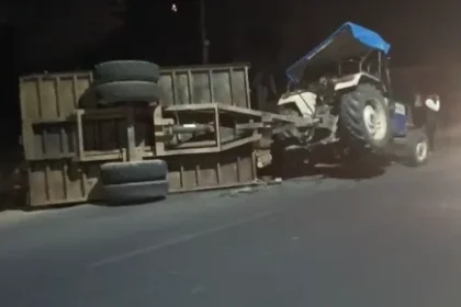 Hardoi News: एसडीएम द्वारा जप्त लकड़ी ले जाई जा रही ट्रैक्टर ट्राली पलटी